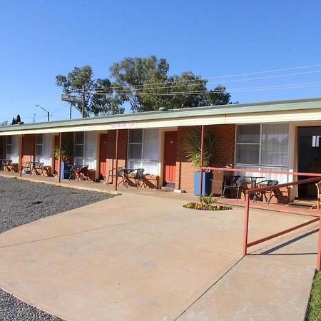 Cross Roads Motel Кобар Екстериор снимка